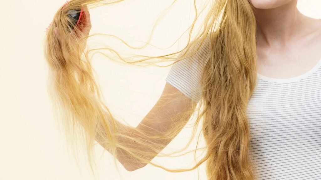 Cheveux colorés : comment les entretenir et raviver leur éclat ? Cheveux colorés comment les entretenir et raviver leur éclat